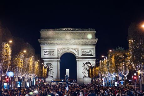 Pariz Francuska Božić svetla lampioni jelka