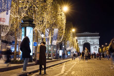 Božićna svetla lampioni jelke Pariz Francuska