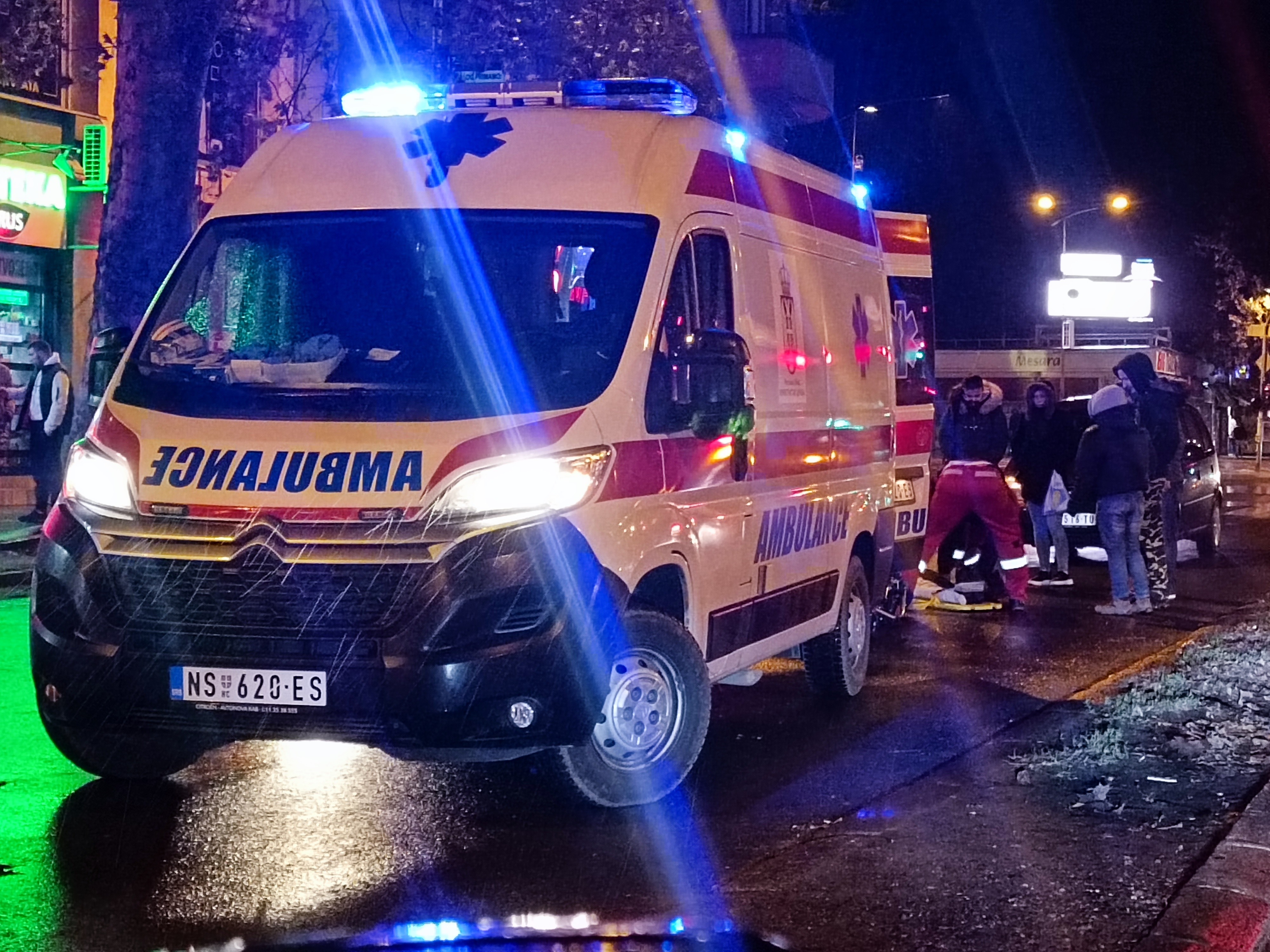 Težak udes u Valjevskoj Loznici! Automobil u kanalu, povređena devojka koja je vozila!