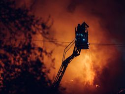 Zgrada požar vatrogasci noć