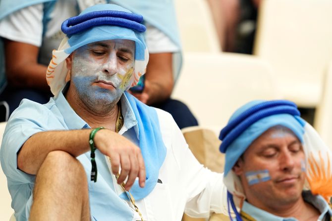 Navijači Argentine i Saudijske Arabije, svaku u svom elementu Navijači Argentine i Saudijske Arabije, svaku u svom elementu