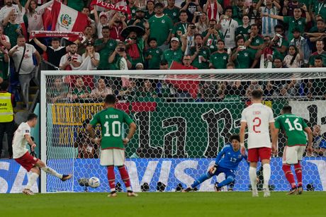 Robert Levandovski promašuje penal protiv Meksika