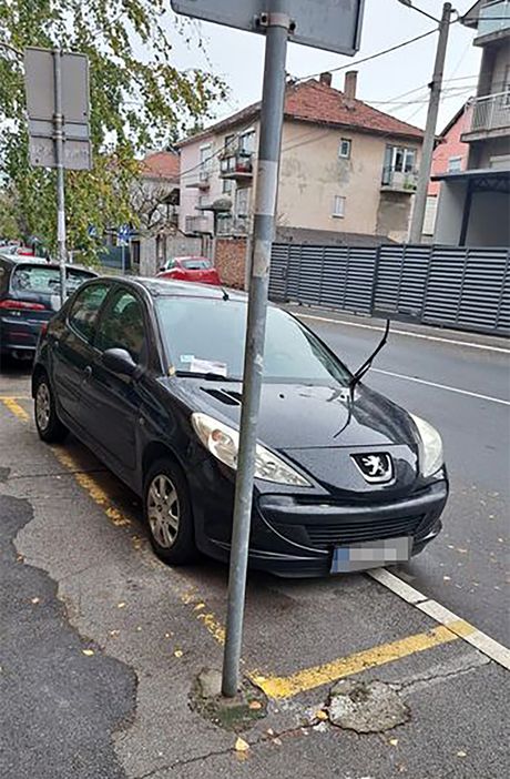 Parking mesto za osobe sa invaliditetom Parking mesto za osobe sa invaliditetom