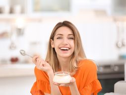 Žena, grčki jogurt, pavlaka