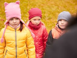 nepoznati ljudi, deca, stranci