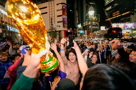 Slavlje japanaca jer su pobedili Nemačku na Svetskom prvenstvu u Kataru