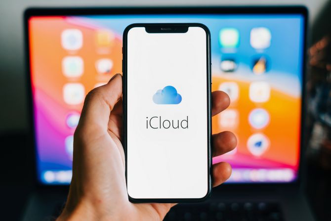 iPhone, apple iCloud logo