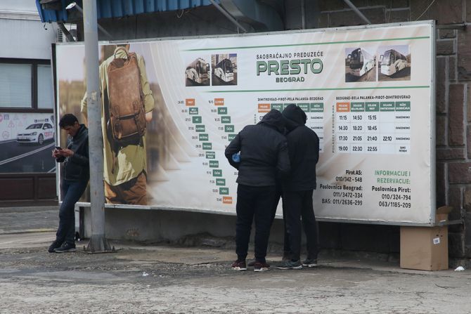 Pirot, Migranti na autobuskoj stanici preko puta osnovne škole