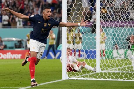Embape proslavlja gol protiv Danske