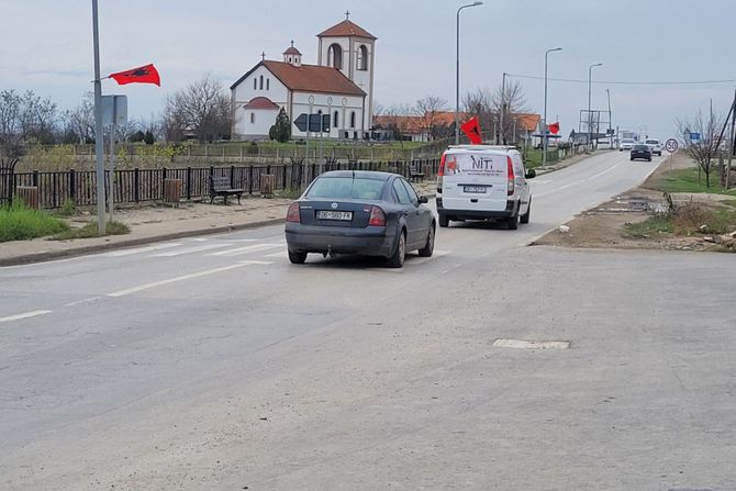 Isticanje crveno-crnih zastava u Klokotu pored crkve Svetog Petra i Pavla