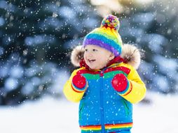 Zima dete se igra sneg