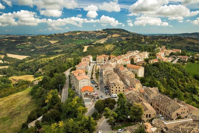 Iznajmite celo italijansko selo za vrhunski porodični odmor ili venčanje