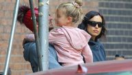 Bredli Kuper i Irina Šajk u porodičnoj šetnji sa ćerkom podgrejali glasine o pomirenju