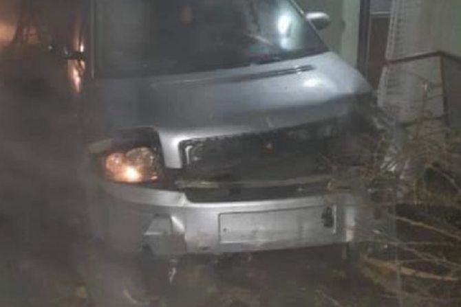 Saobraćajna nesreća Smederevska Palanka auto uleteo u dvorište kuće Saobraćajna nesreća Smederevska Palanka auto uleteo u dvorište kuće