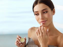 nega usana, devojka, nega, balzam za usne