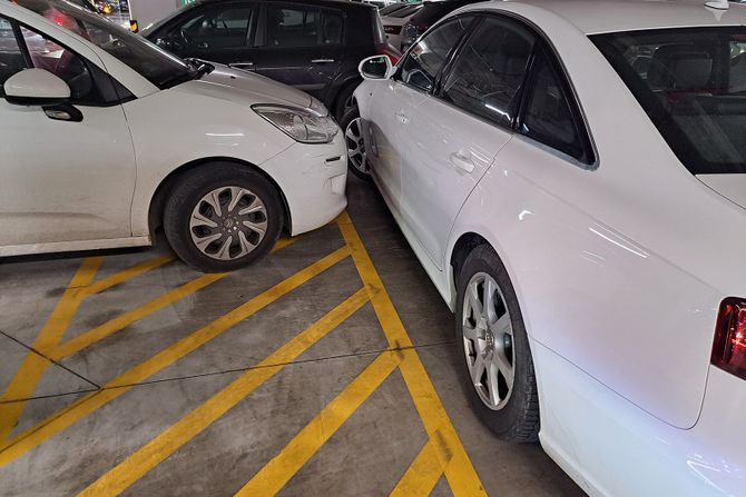 Garaža parkiranje parking mesto za invalide