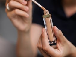 Korektor, šminka, šminkanje