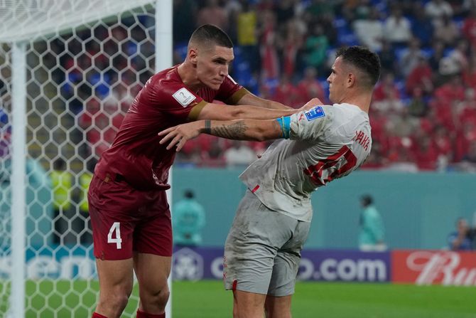 Fudbal Svetsko prvenstvo SP Katar Srbija - Švajcarska fudbalska reprezentacija Švajcarske i Srbije tuča Nikola Milenković i Granit Džaka Fudbal Svetsko prvenstvo SP Katar Srbija - Švajcarska fudbalska reprezentacija Švajcarske i Srbije tuča Nikola Milenković i Granit Džaka