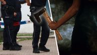 Užas u Budvi: Udario muškarca sekirom u glavu, pa mu razlupao auto zbog devojke