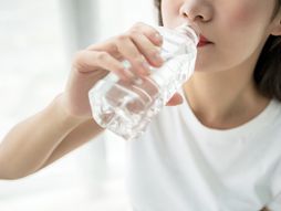 Devojka pije vodu, voda, plastična flaša