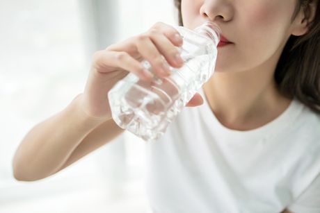 Devojka pije vodu, voda, plastična flaša