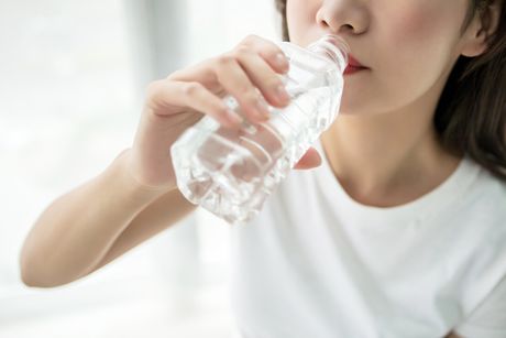 Devojka pije vodu, voda, plastična flaša Devojka pije vodu, voda, plastična flaša