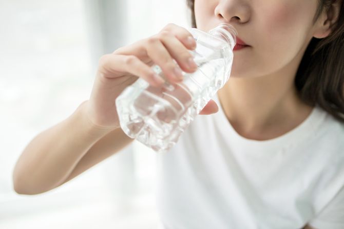 Devojka pije vodu, voda, plastična flaša Devojka pije vodu, voda, plastična flaša