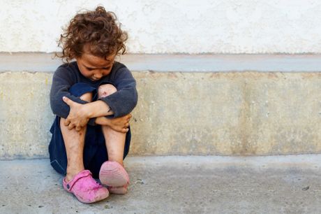 Siromašno dete devojčica tužna siromaštvo beskućnik beskućnica