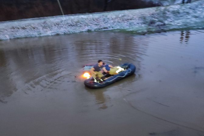 Auto, nesreća, potok