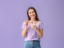 žena, jede, voćni jogurt, jogurt