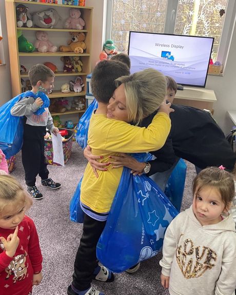 Fondacija "Dajana Paunović" podelila paketiće deci sa Kosmeta