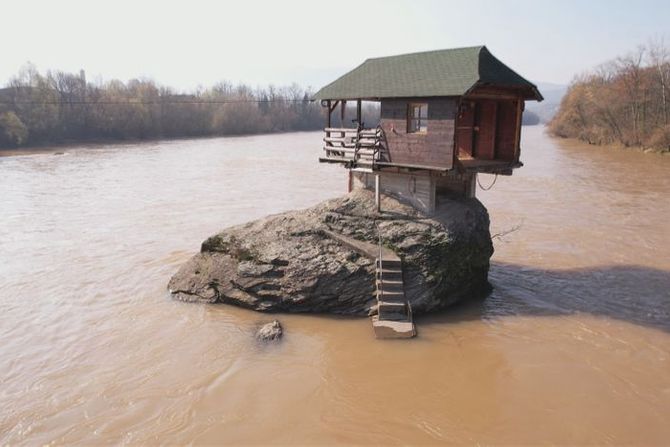 kućica na steni, drina, reka