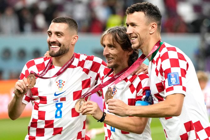 Svetsko prvenstvo SP u Kataru Hrvatska - Maroko fudbalska reprezentacija Hrvatske medalja Mateo Kovačić, Luka Modrić, Ivan Perišić Svetsko prvenstvo SP u Kataru Hrvatska - Maroko fudbalska reprezentacija Hrvatske medalja Mateo Kovačić, Luka Modrić, Ivan Perišić