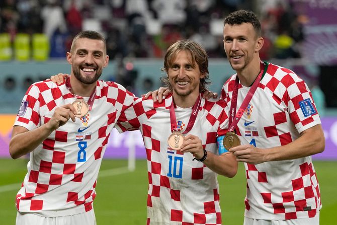 Svetsko prvenstvo SP u Kataru Hrvatska - Maroko fudbalska reprezentacija Hrvatske medalja Mateo Kovačić, Luka Modrić, Ivan Perišić Svetsko prvenstvo SP u Kataru Hrvatska - Maroko fudbalska reprezentacija Hrvatske medalja Mateo Kovačić, Luka Modrić, Ivan Perišić
