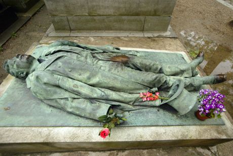 Grob Viktora Noira, Victor Noir's grave