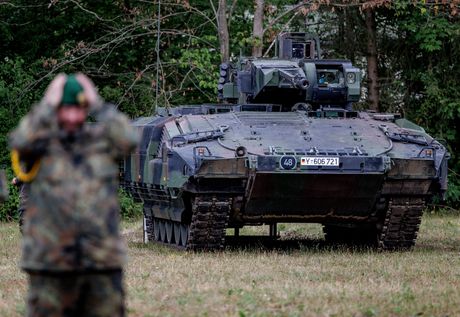 Nemačka vojska, Vojnik nemačkih oružanih snaga ispred oklopnog transportera "Puma" tenk puma