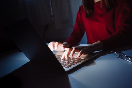 Kendra Licari onlajn nasilje žena laptop kompjuter četovanje sajber