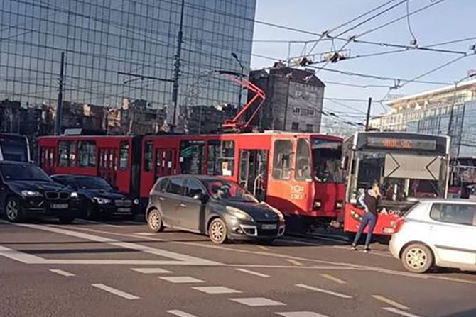 Sudar tramvaja i autobusa