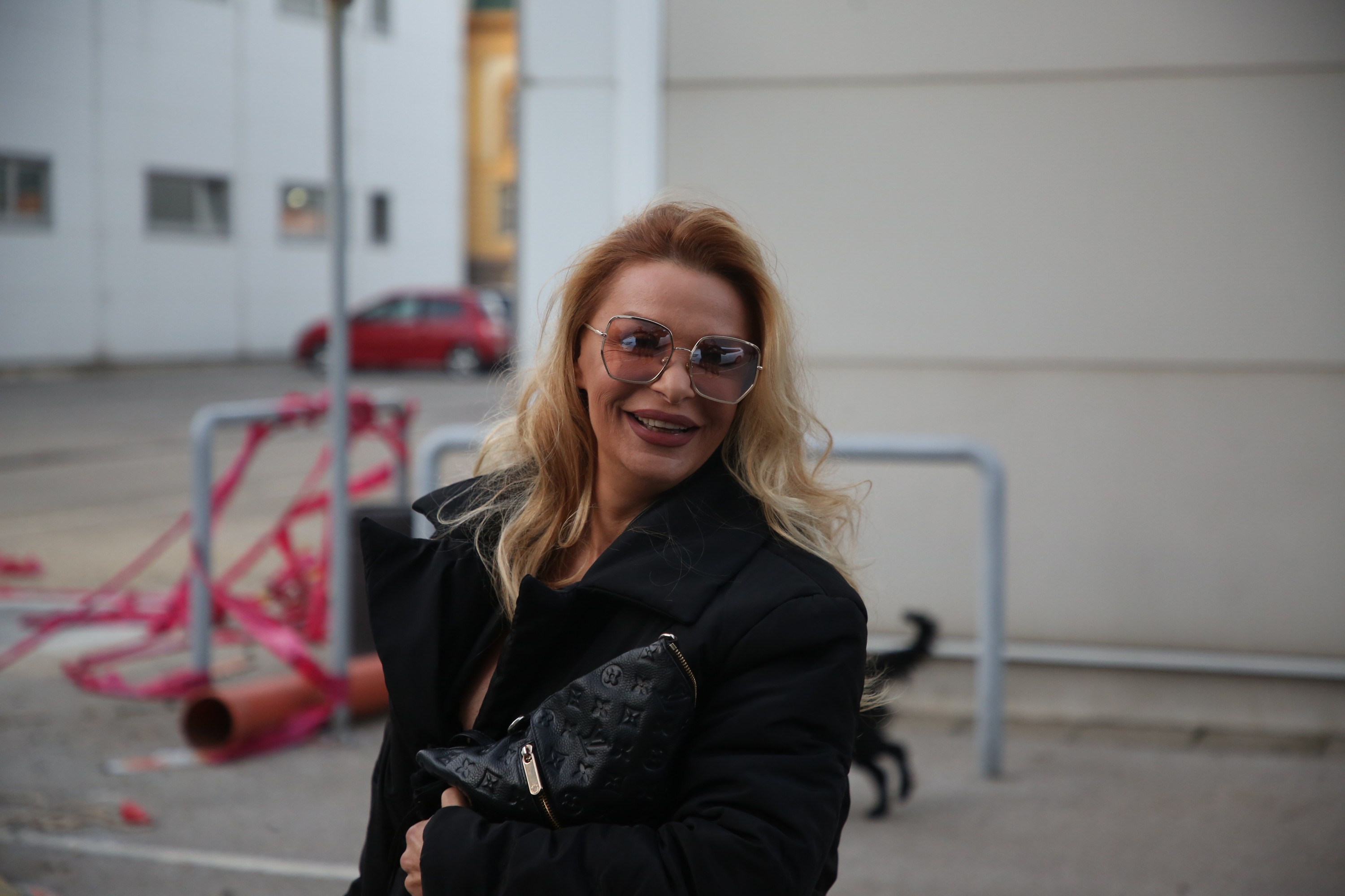 Naša pevačica nosi garderobu staru 3 decenije: Ostaćete u šoku kad čujete zašto "Imam stvari koje kriju..."
