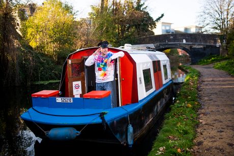 Londonski entuzijasta za železnička vozila Darren Brown potrošio je 20.000 funti da napravi ovaj čamac od cevi
