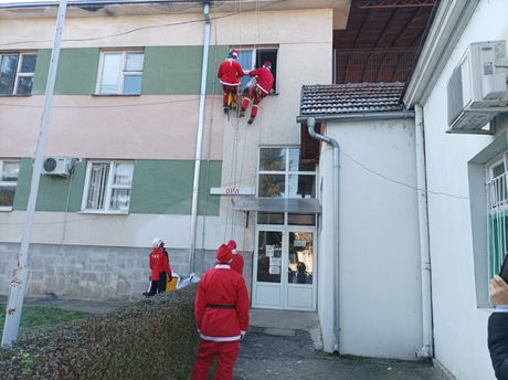 Gorska služba obradovala mališane u bolnici u Prokuplju Gorska služba obradovala mališane u bolnici u Prokuplju