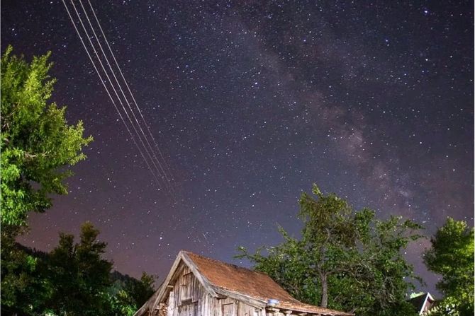 Fotografija Mlečnog puta, napravljena na jezeru Zaovine. Fotografiju uslikao Vladimir Kržalić telefonom Xiaomi mi9