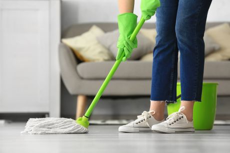Čistačica, žena čisti kuću