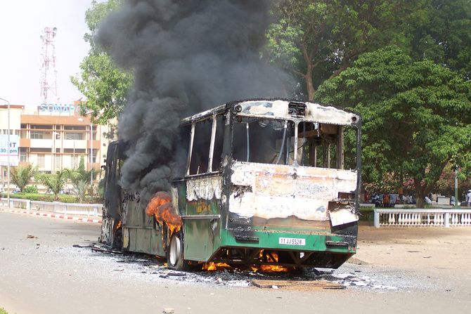 Burkina Faso Autbus požar gori protest