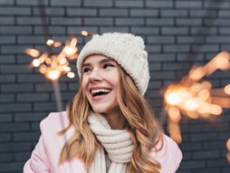 Srećna žena, devojka, sreća, kapa, šal, zodijak, astrologija, horoskop