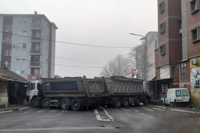 Barikade u Severnoj Mitrovici u blizini Tehničke škole, Mitrovica