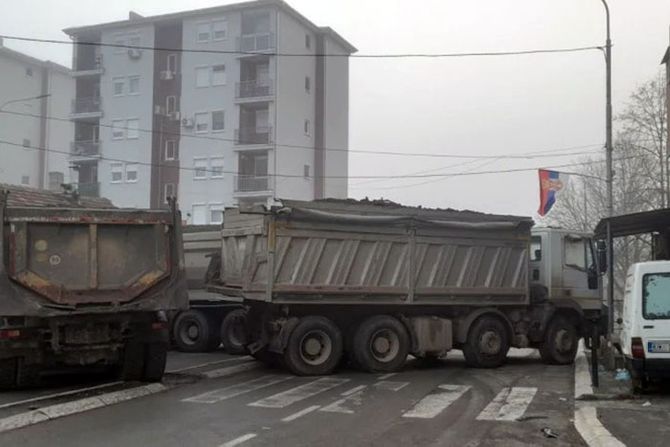 Barikade u Severnoj Mitrovici u blizini Tehničke škole, Mitrovica