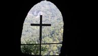 Okomite litice planina Ovčar i Kablar nadvisuju Srpsku Svetu Goru