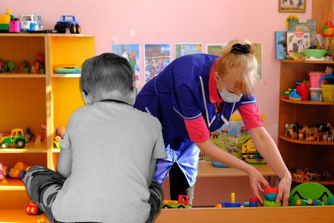 Dečak tužan vrtić vaspitačica Dečak tužan vrtić vaspitačica