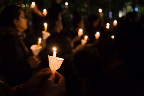 Sveća sveće tuga ljudi tužni plaču tuga sahrana